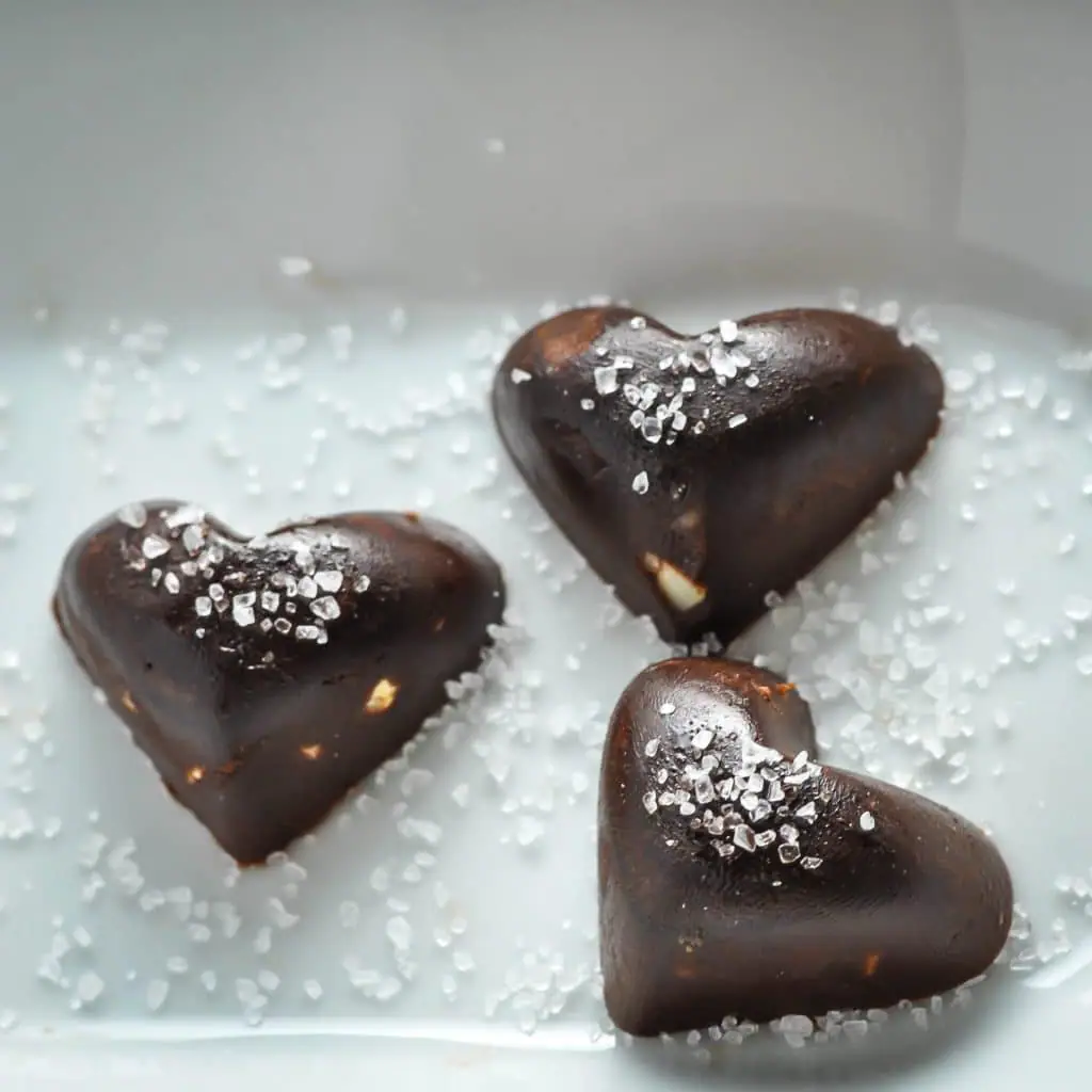 Chocolate Fat Bomb with Macadamia & Sea Salt [Recipe] | KETOGASM.com #keto #fatbomb #lchf #lowcarb #ketogenic #ketosis #recipe #chocolate #macademia #seasalt #paleo