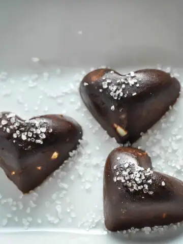 Chocolate Fat Bomb with Macadamia & Sea Salt [Recipe] | KETOGASM.com #keto #fatbomb #lchf #lowcarb #ketogenic #ketosis #recipe #chocolate #macadamia #seasalt #paleo #valentine keto recipes