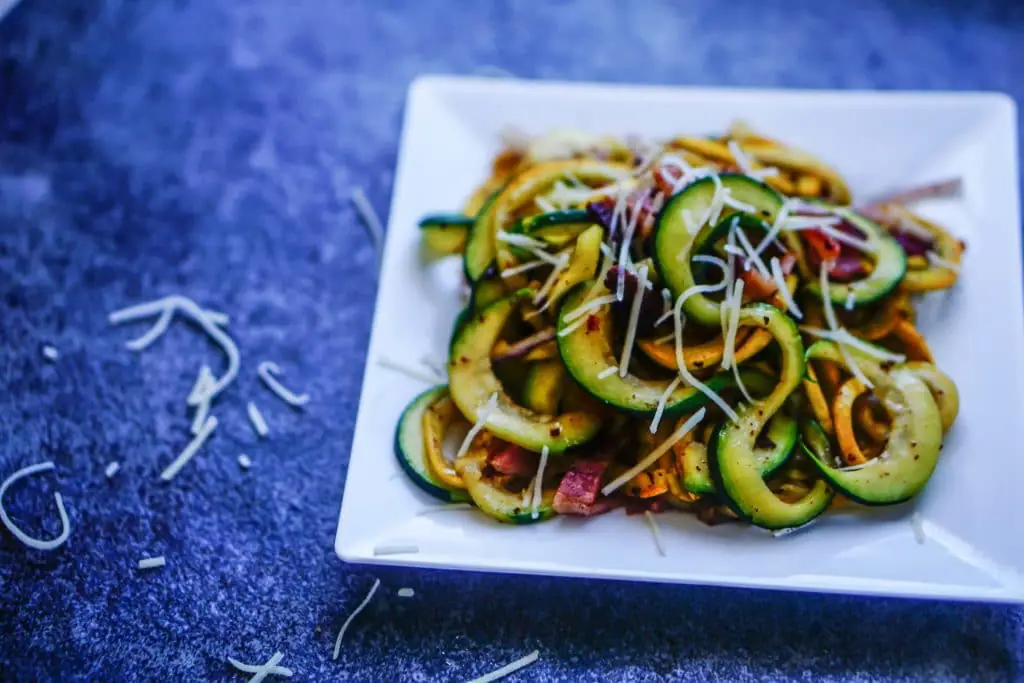 Summer Squash Zoodles with Bacon [Recipe] #keto #ketogenic #recipe #zoodles #zucchini #summersquash